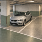 Plaza de garaje en vivienda nueva: ilustración conceptual Ilustración de un coche aparcado junto a una columna en un garaje residencial, con una plaza vacía al lado.
