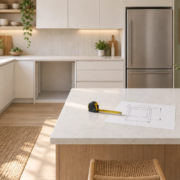 Medidas de electrodomésticos — ilustración Ilustración conceptual de una cocina con un hueco de electrodoméstico vacío y una cinta métrica junto a un esquema sobre la encimera.